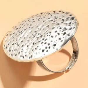 Bague longue pastille martelée