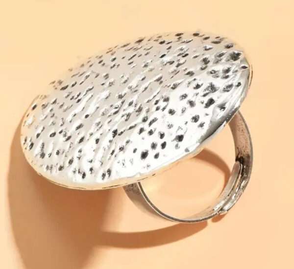 Bague longue pastille martelée