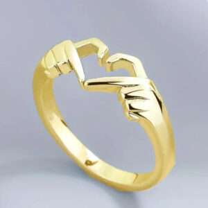 Bague cœur doigts