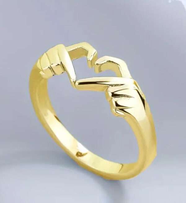Bague cœur doigts