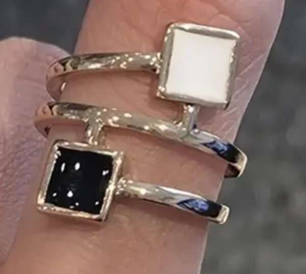 Bague blanc et noir