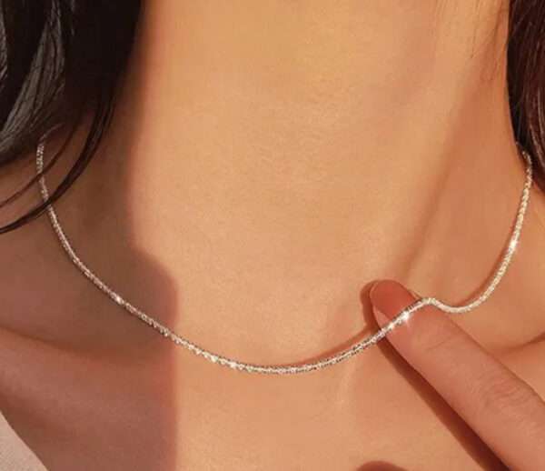 Collier fin brillant
