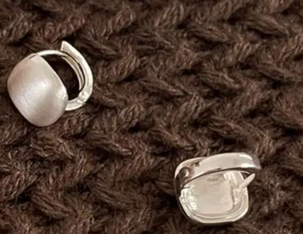 Boucles d'oreilles metal brossé carré – Image 2